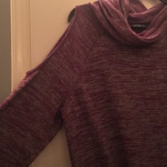 long sleeve shirt with open shoulders - Picture 3 of 3